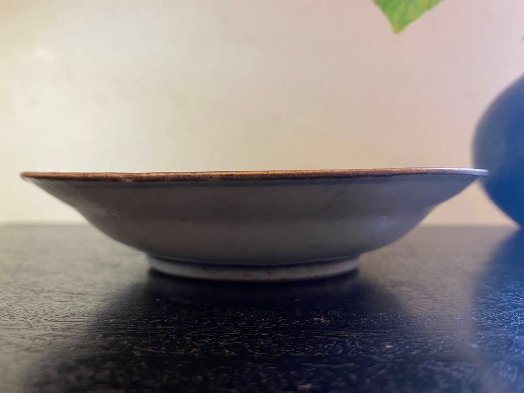 訳あり・アンティーク・徳化窯・染付・鉄釉縁籠花文皿・唐木鑑賞スタンド付２点セット