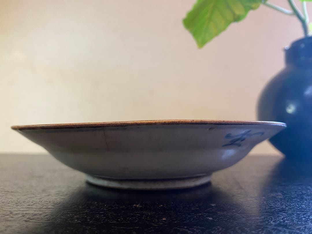 訳あり・アンティーク・徳化窯・染付・鉄釉縁籠花文皿・唐木鑑賞スタンド付２点セット