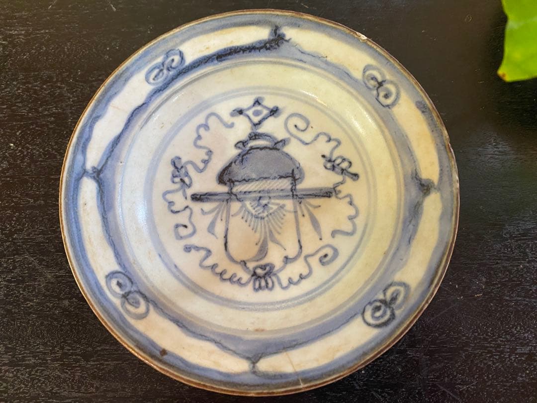 訳あり・アンティーク・徳化窯・染付・鉄釉縁籠花文皿・唐木鑑賞スタンド付２点セット