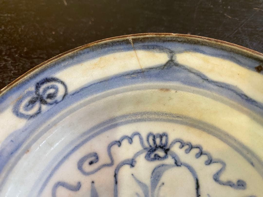 訳あり・アンティーク・徳化窯・染付・鉄釉縁籠花文皿・唐木鑑賞スタンド付２点セット