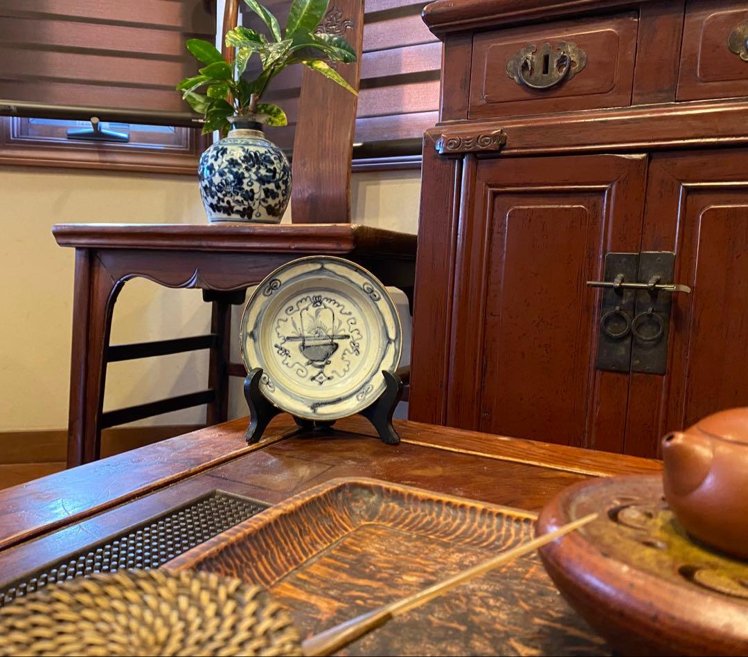 訳あり・アンティーク・徳化窯・染付・鉄釉縁籠花文皿・唐木鑑賞スタンド付２点セット