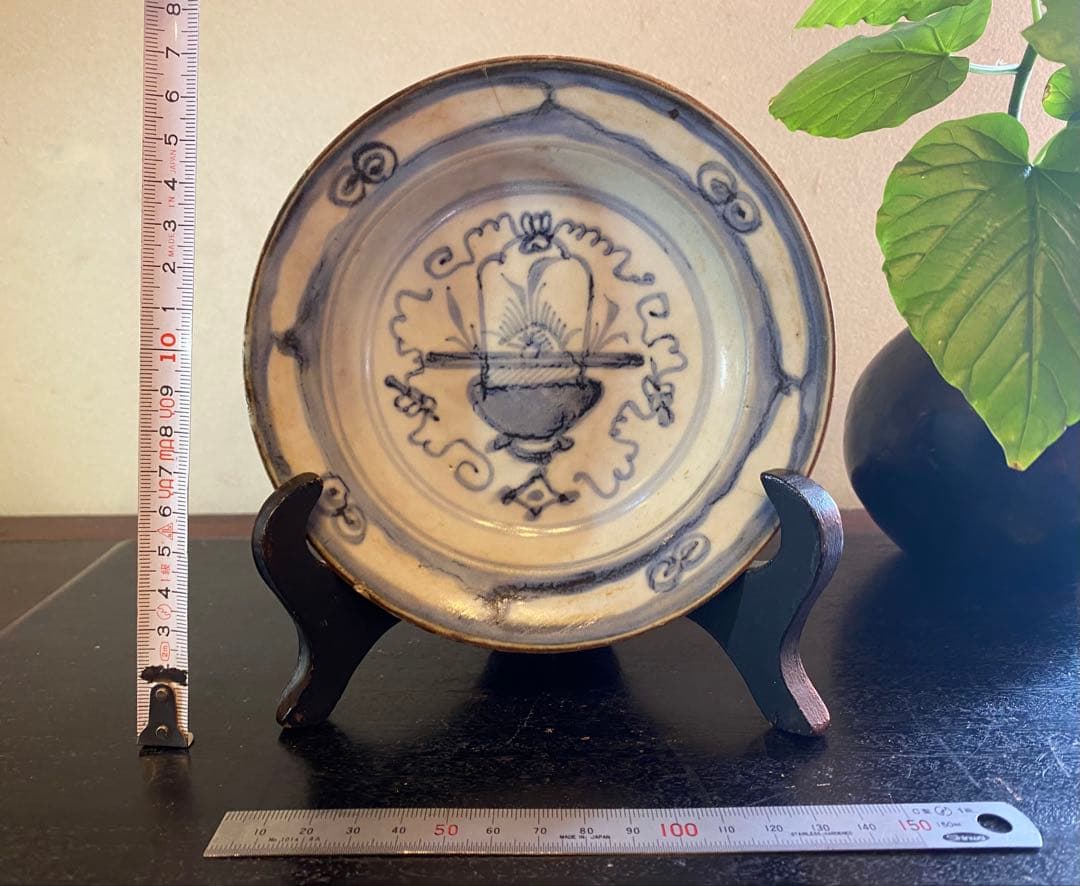 訳あり・アンティーク・徳化窯・染付・鉄釉縁籠花文皿・唐木鑑賞スタンド付２点セット