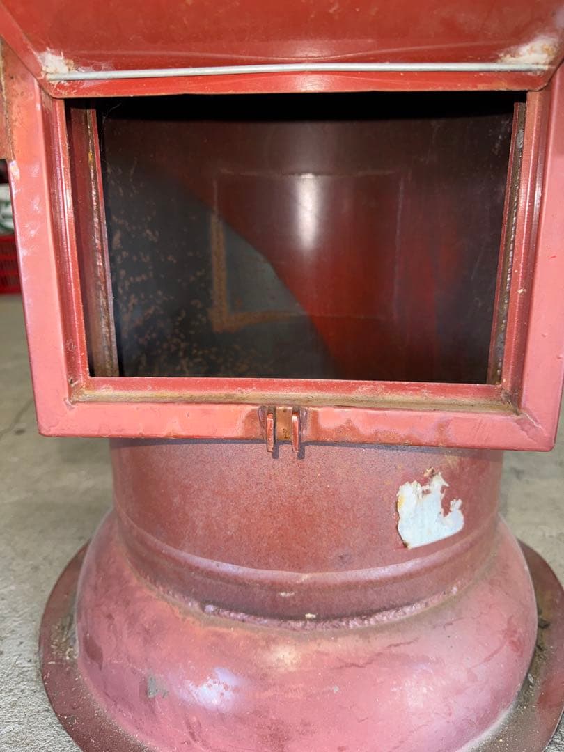 レトロな赤い郵便受け