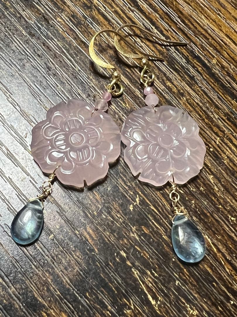 ピンク　カルセドニー　フラワー　カービング　ダブルホール　14kgf ピアス