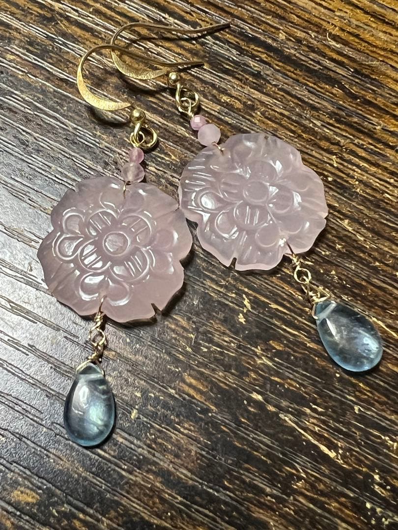 ピンク　カルセドニー　フラワー　カービング　ダブルホール　14kgf ピアス