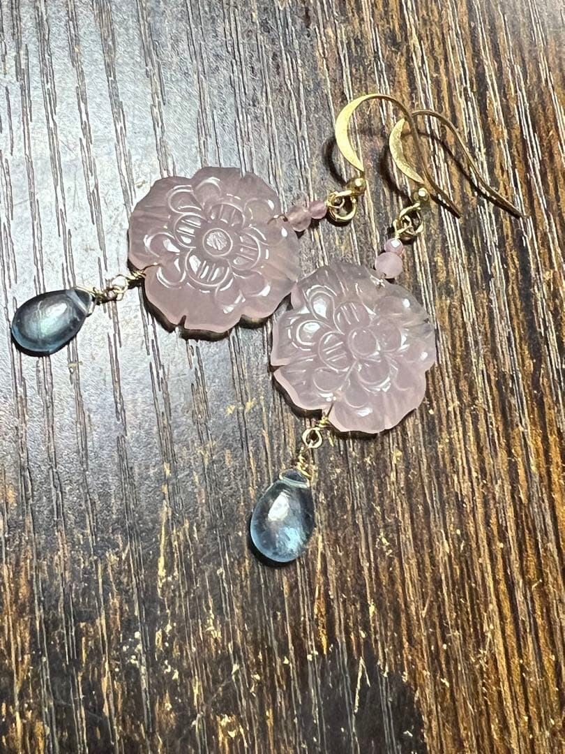 ピンク　カルセドニー　フラワー　カービング　ダブルホール　14kgf ピアス