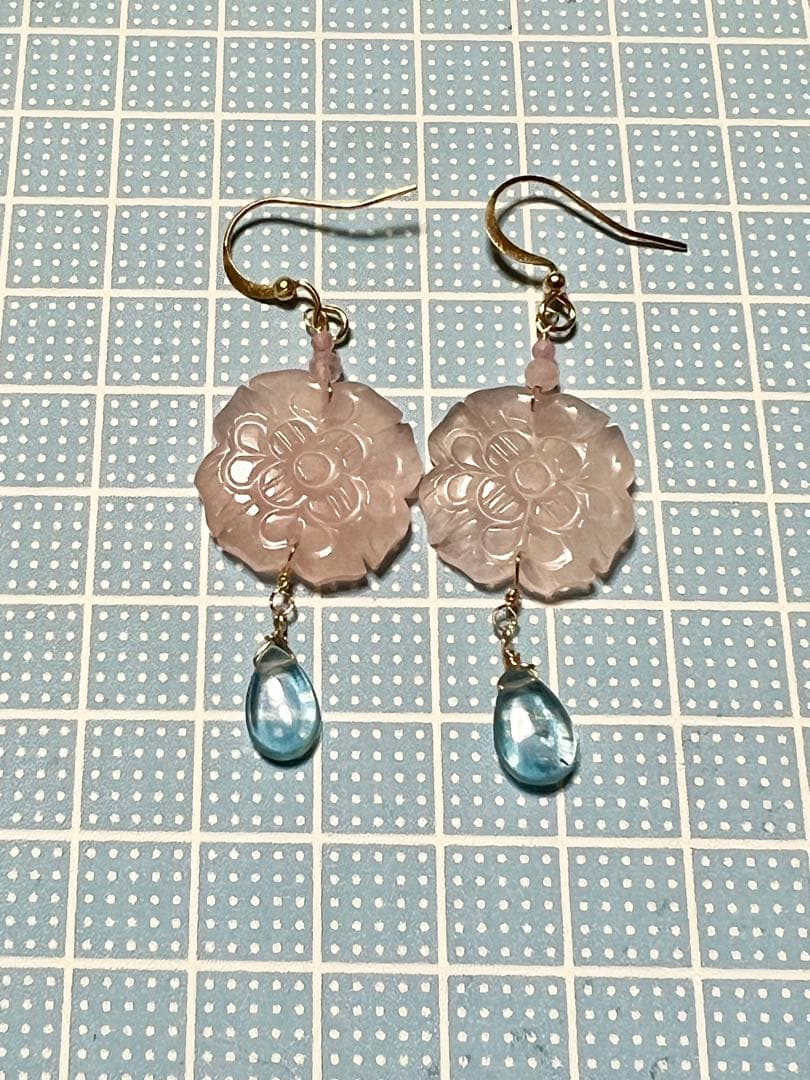 ピンク　カルセドニー　フラワー　カービング　ダブルホール　14kgf ピアス