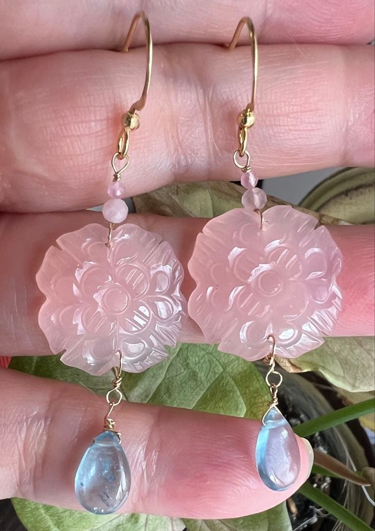 ピンク　カルセドニー　フラワー　カービング　ダブルホール　14kgf ピアス