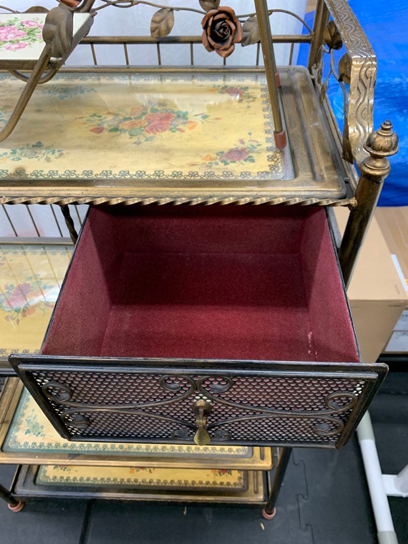アンティーク家具　ラック　インテリア　花柄　メタルラック