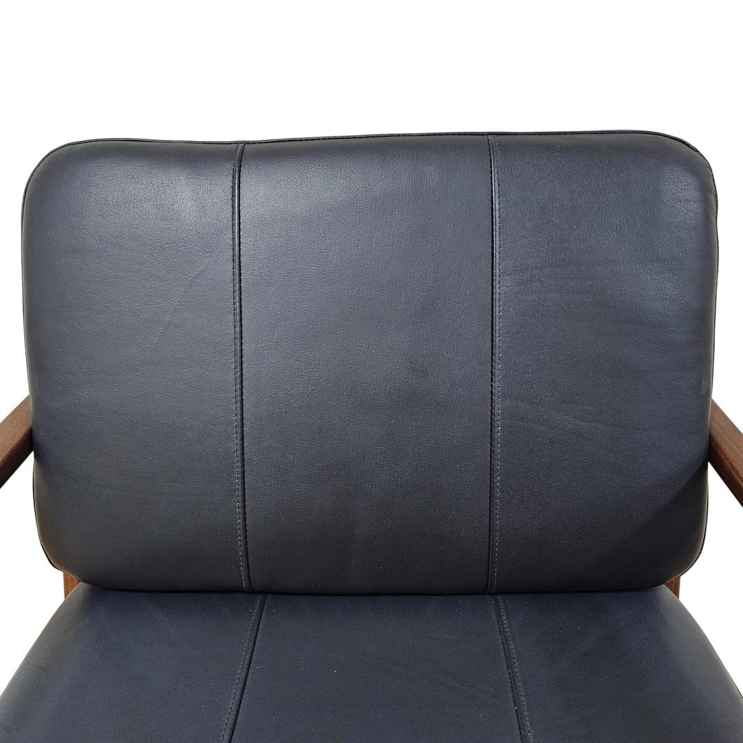 【美品】起立木工 ノルディ アームチェア① 黒 ウォールナット 椅子 レザー調