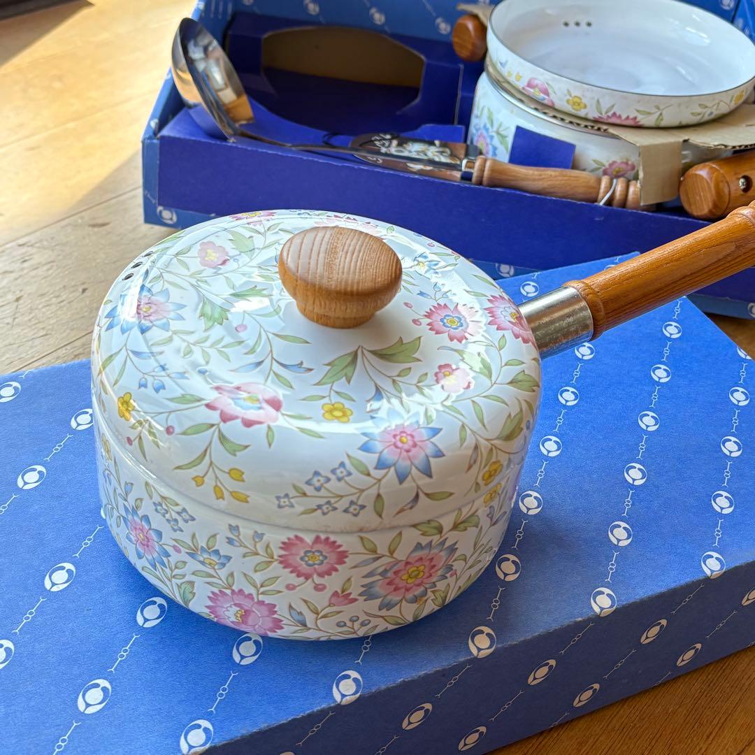 エジリーの昭和レトロな花柄ホーロー鍋　2個