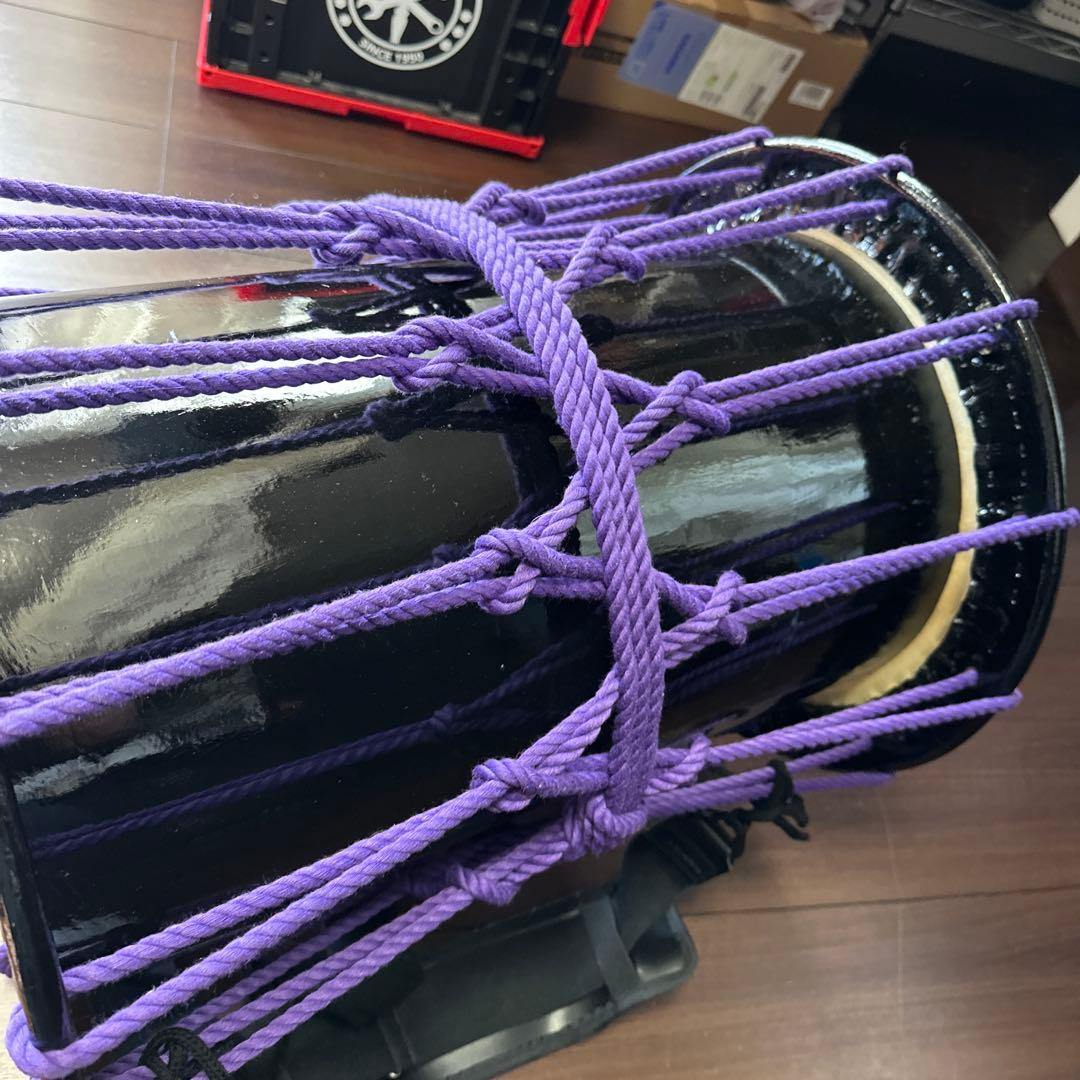 黒い和太鼓 紫色の紐付き