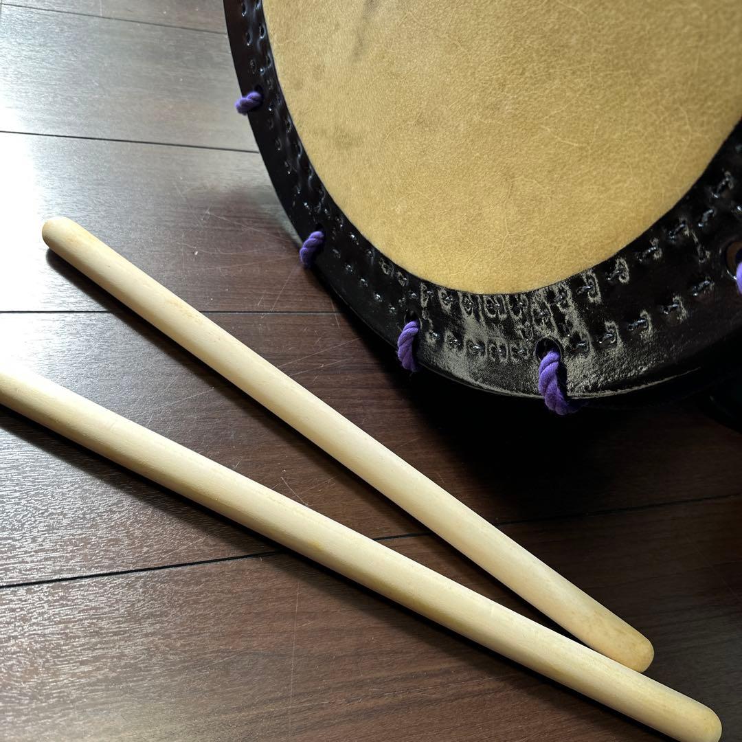 黒い和太鼓 紫色の紐付き