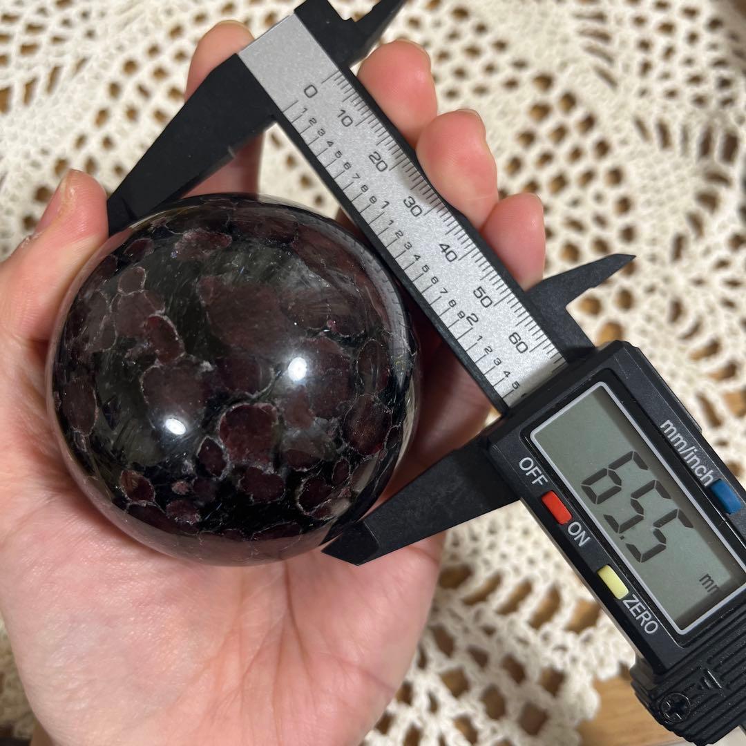 【天然石】ガーネットインヌーマイト　スフィア　丸玉　65.5㎜　台座つき