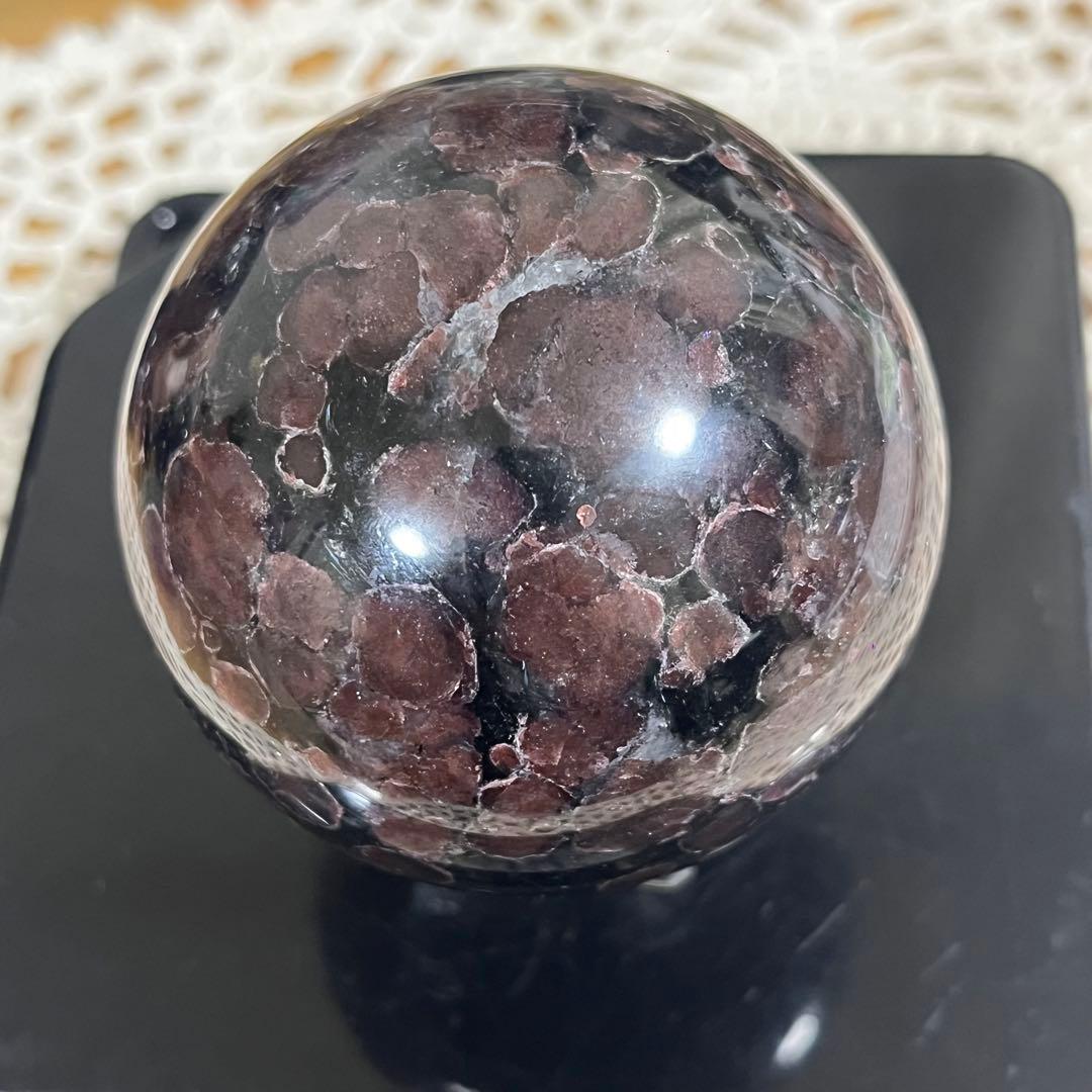 【天然石】ガーネットインヌーマイト　スフィア　丸玉　65.5㎜　台座つき