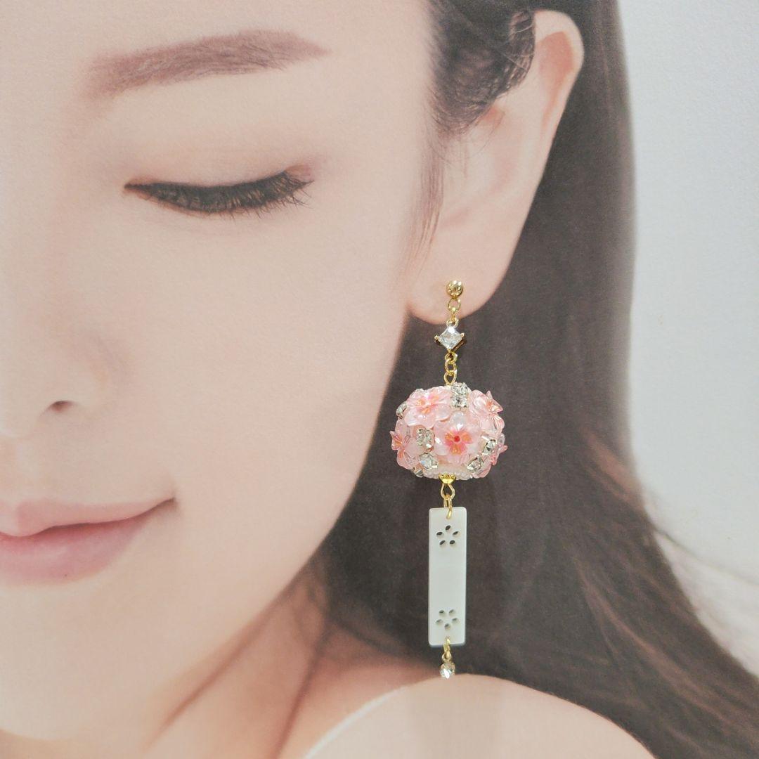 春♡桜の風鈴ピアス♡クリスタル立体フラワーボールと天然シェルの舌♡