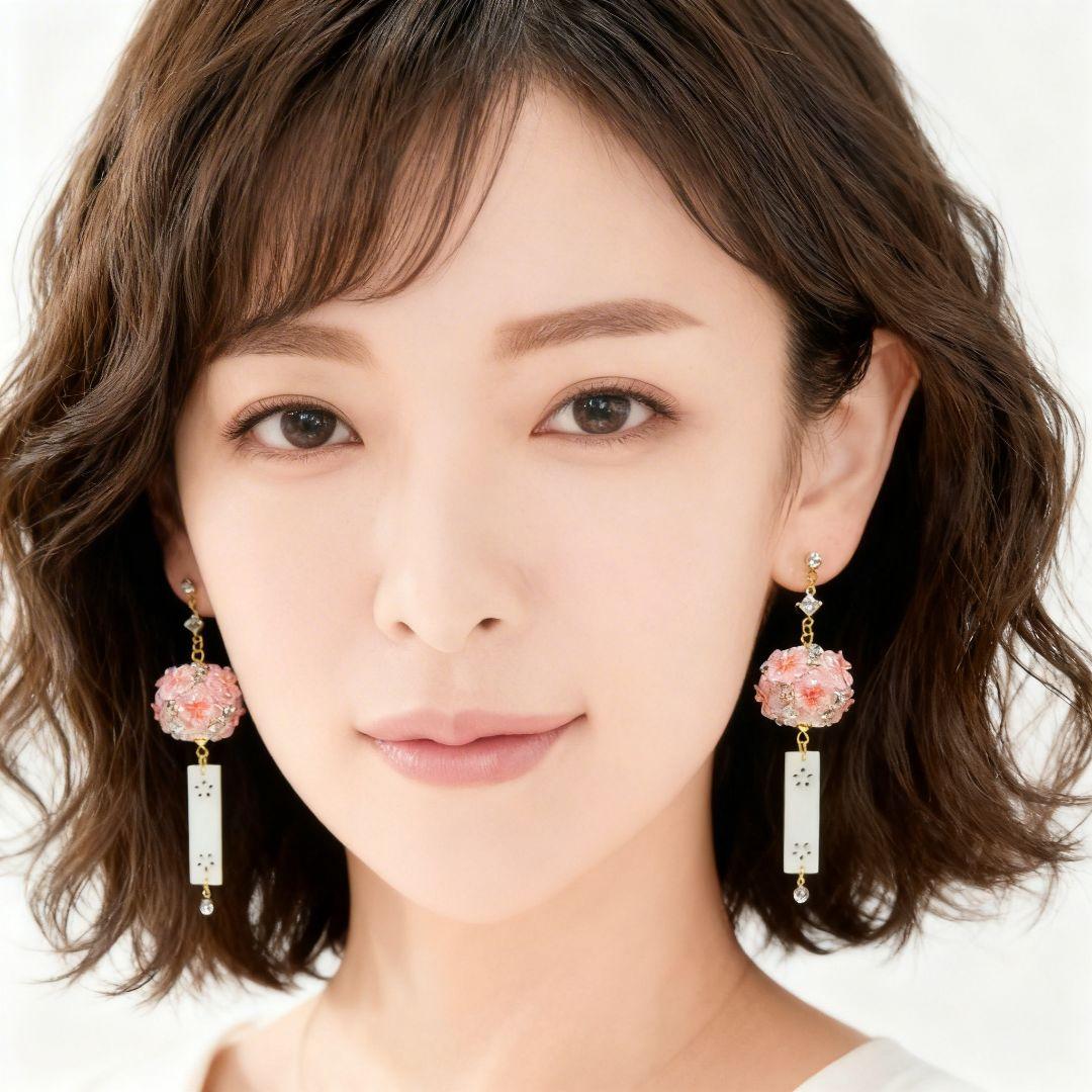春♡桜の風鈴ピアス♡クリスタル立体フラワーボールと天然シェルの舌♡