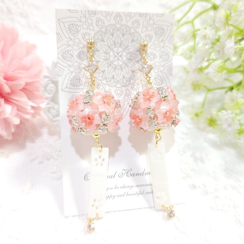 春♡桜の風鈴ピアス♡クリスタル立体フラワーボールと天然シェルの舌♡