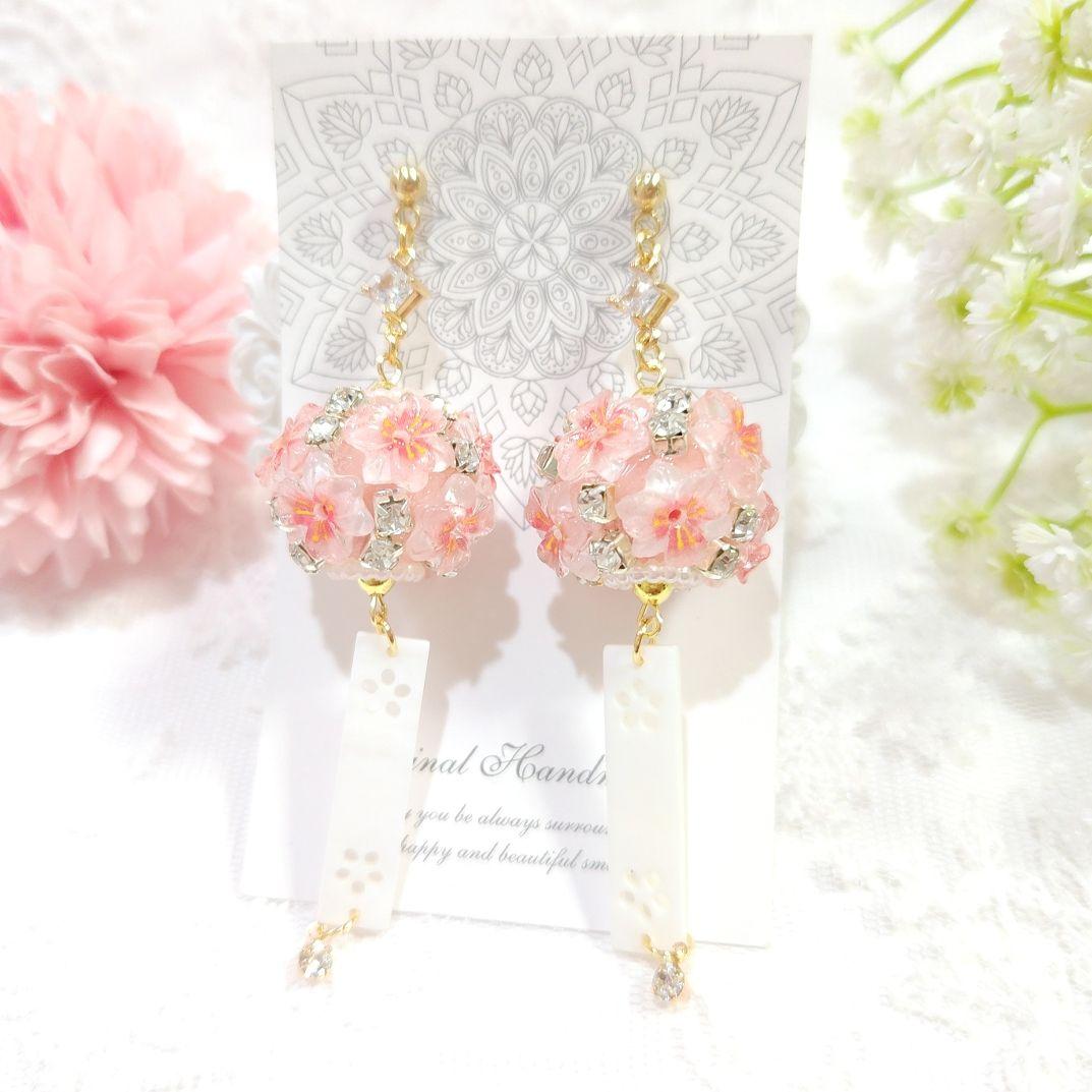 春♡桜の風鈴ピアス♡クリスタル立体フラワーボールと天然シェルの舌♡