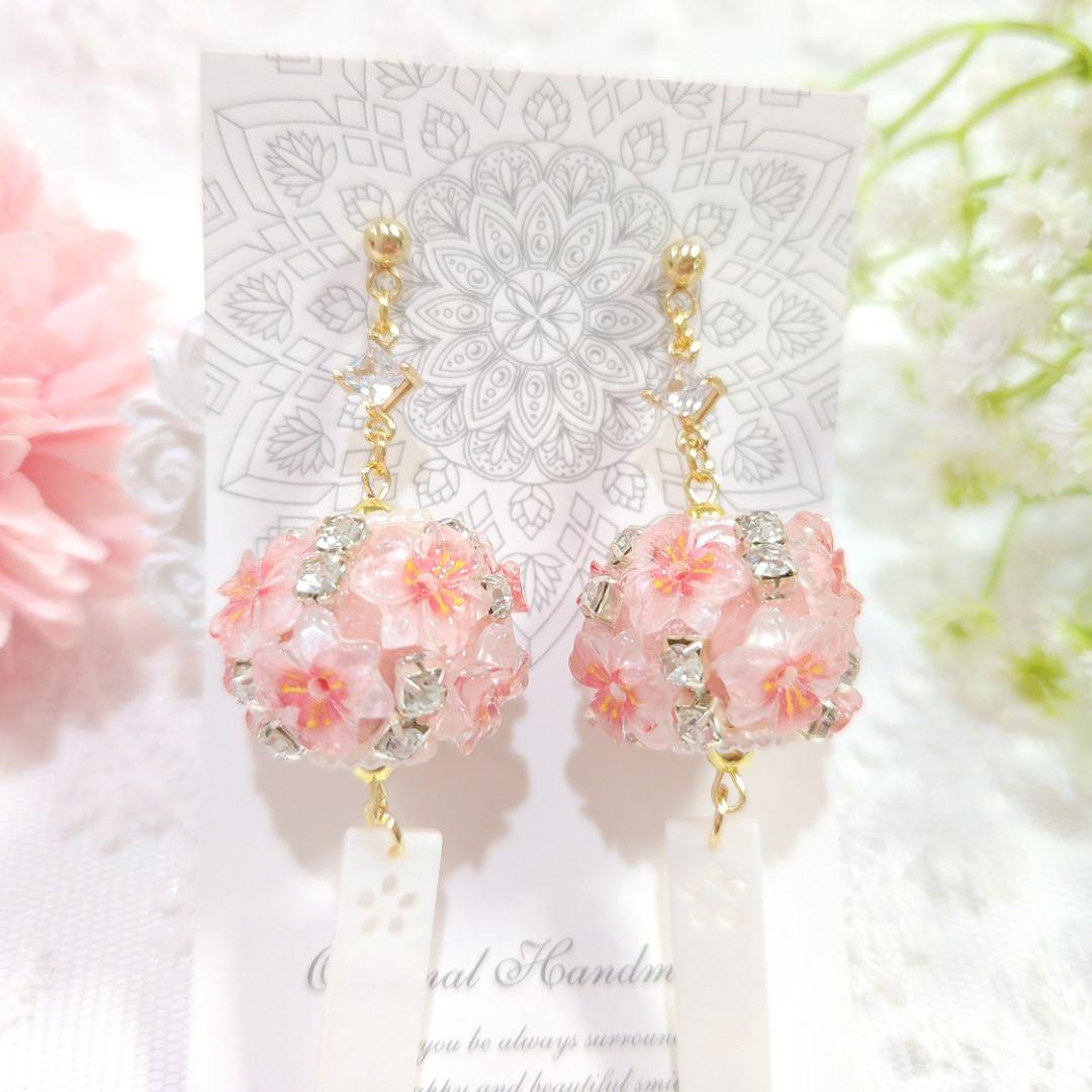 春♡桜の風鈴ピアス♡クリスタル立体フラワーボールと天然シェルの舌♡