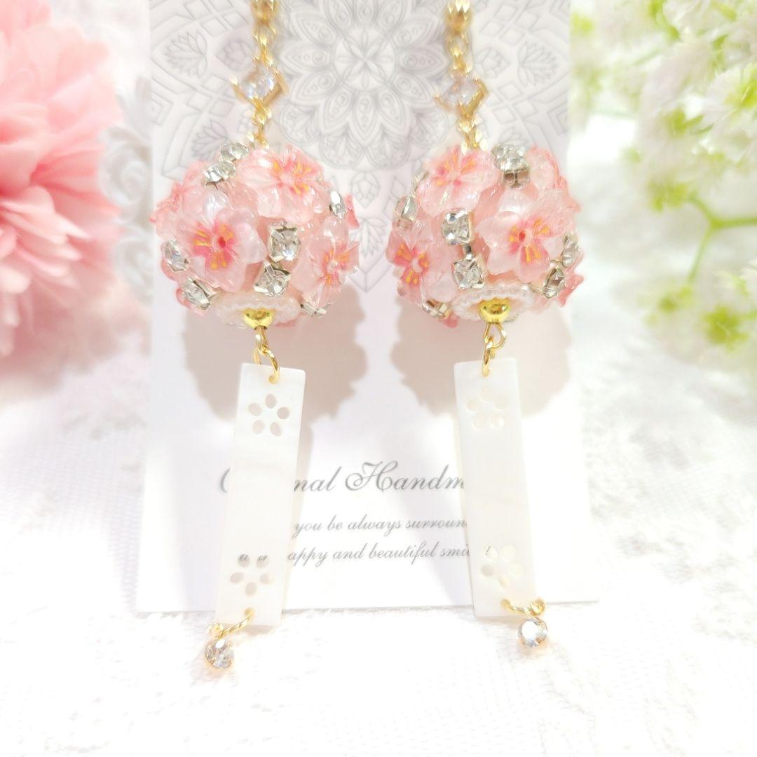 春♡桜の風鈴ピアス♡クリスタル立体フラワーボールと天然シェルの舌♡