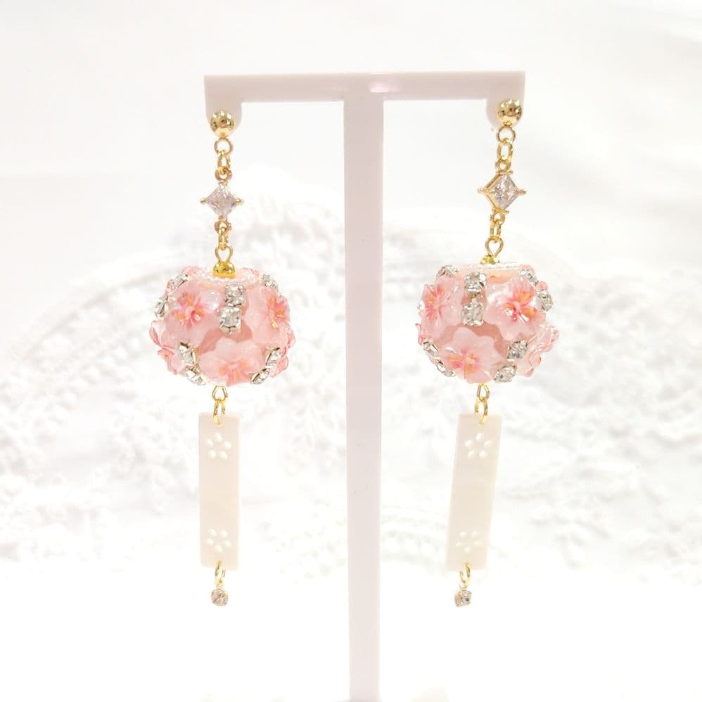 春♡桜の風鈴ピアス♡クリスタル立体フラワーボールと天然シェルの舌♡