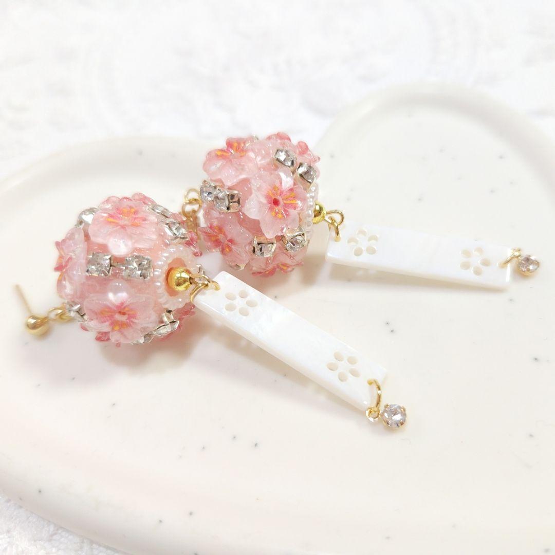 春♡桜の風鈴ピアス♡クリスタル立体フラワーボールと天然シェルの舌♡