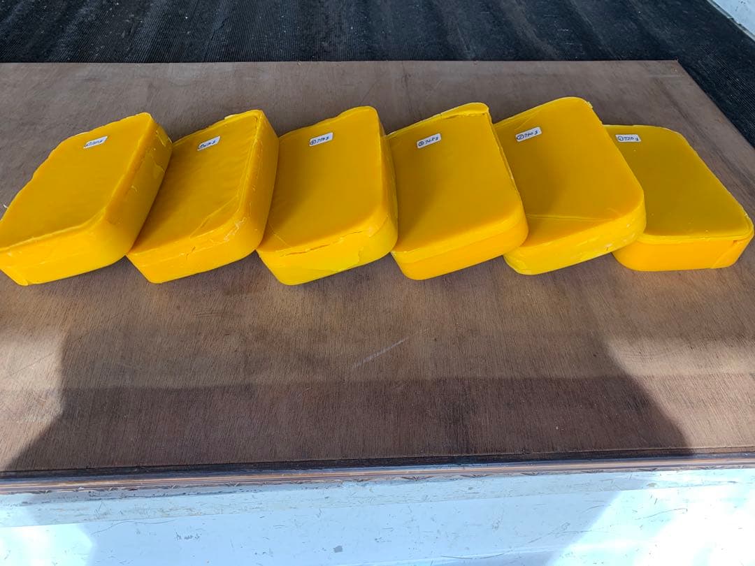 日本蜜蜂の天然100％ミツロウ 日本蜜蜂飼育に必修品、待受箱入居確実‼️