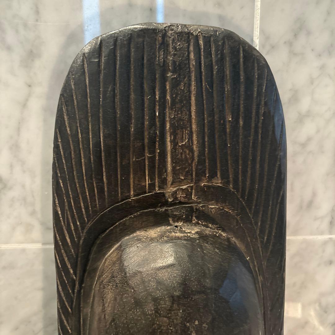 西アフリカ　大きな瞳や唇、装飾が施された鼻が芸術的で圧倒的な存在感の木彫り仮面