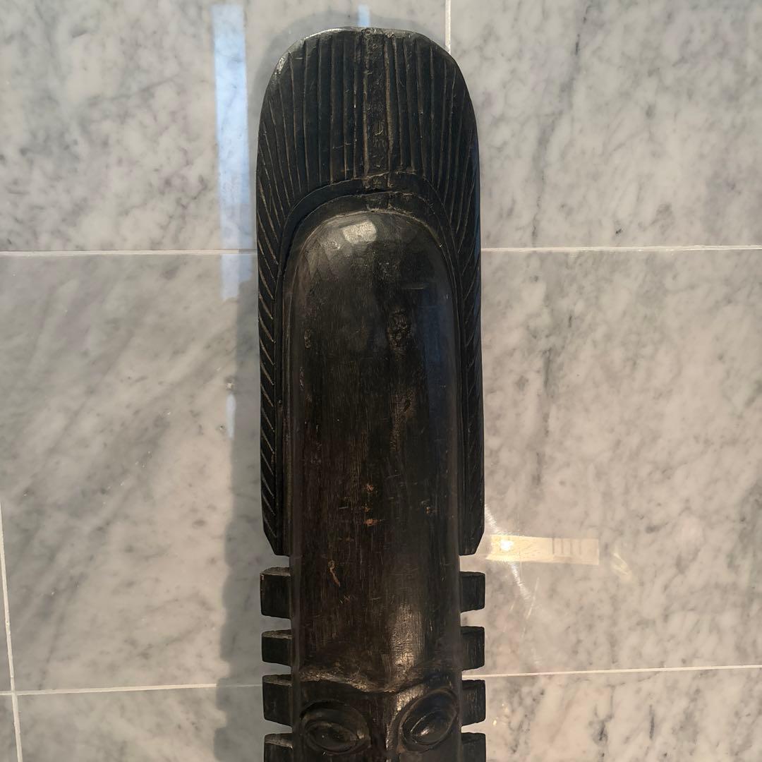 西アフリカ　大きな瞳や唇、装飾が施された鼻が芸術的で圧倒的な存在感の木彫り仮面