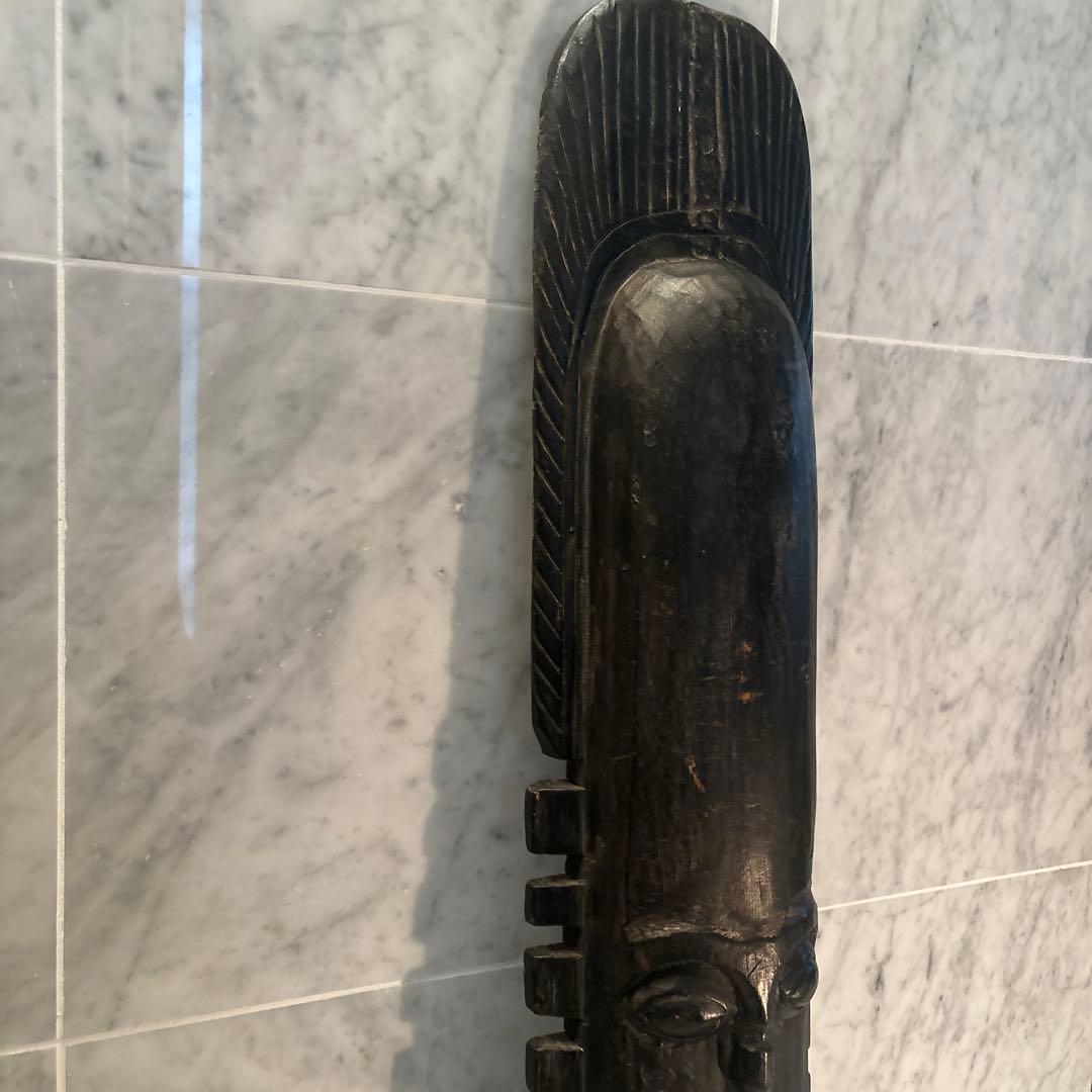 西アフリカ　大きな瞳や唇、装飾が施された鼻が芸術的で圧倒的な存在感の木彫り仮面