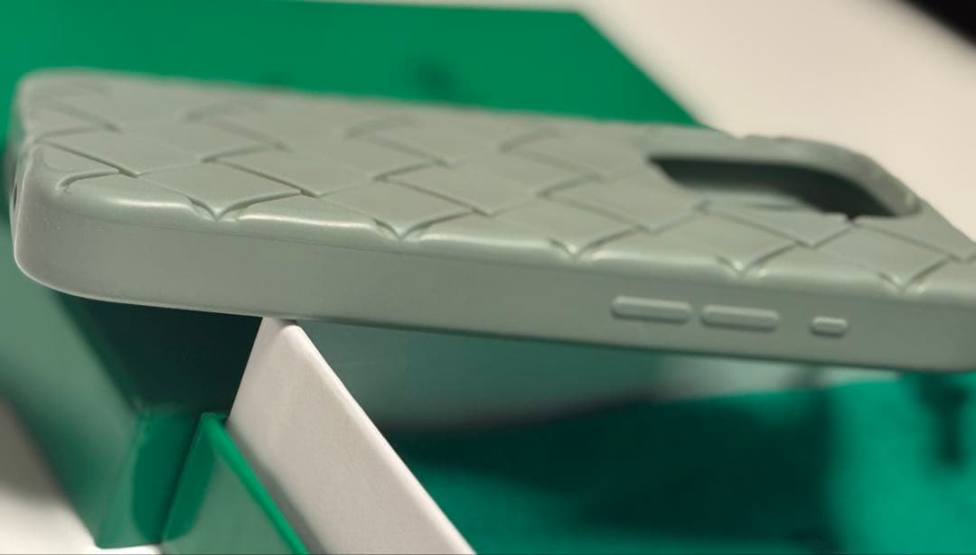 BOTTEGA VENETA ボッテガ イントレチャート iPhone15ケース