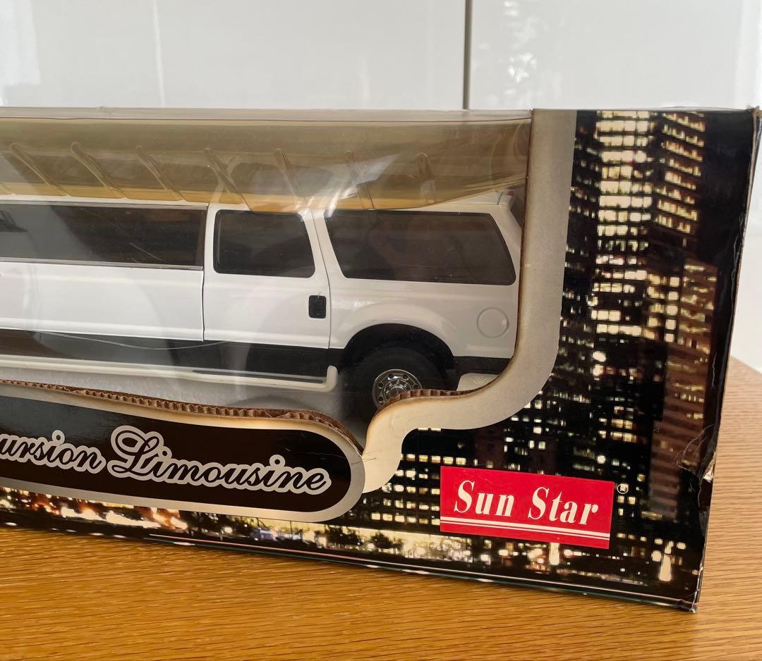 ミニカー 2004 Ford Excursion Limousine 1/18