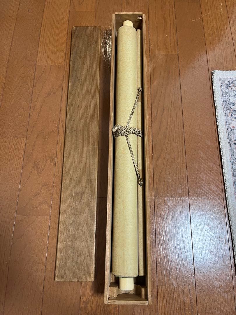 【骨董】掛け軸　松上の鷹 肉筆　桐箱入り