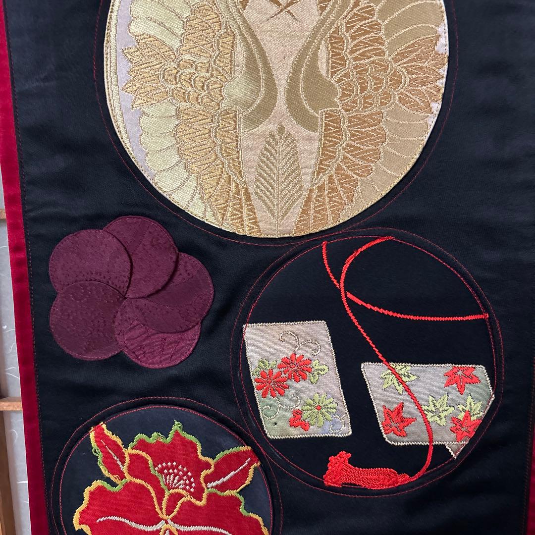 刺繍入帯のタペストリー