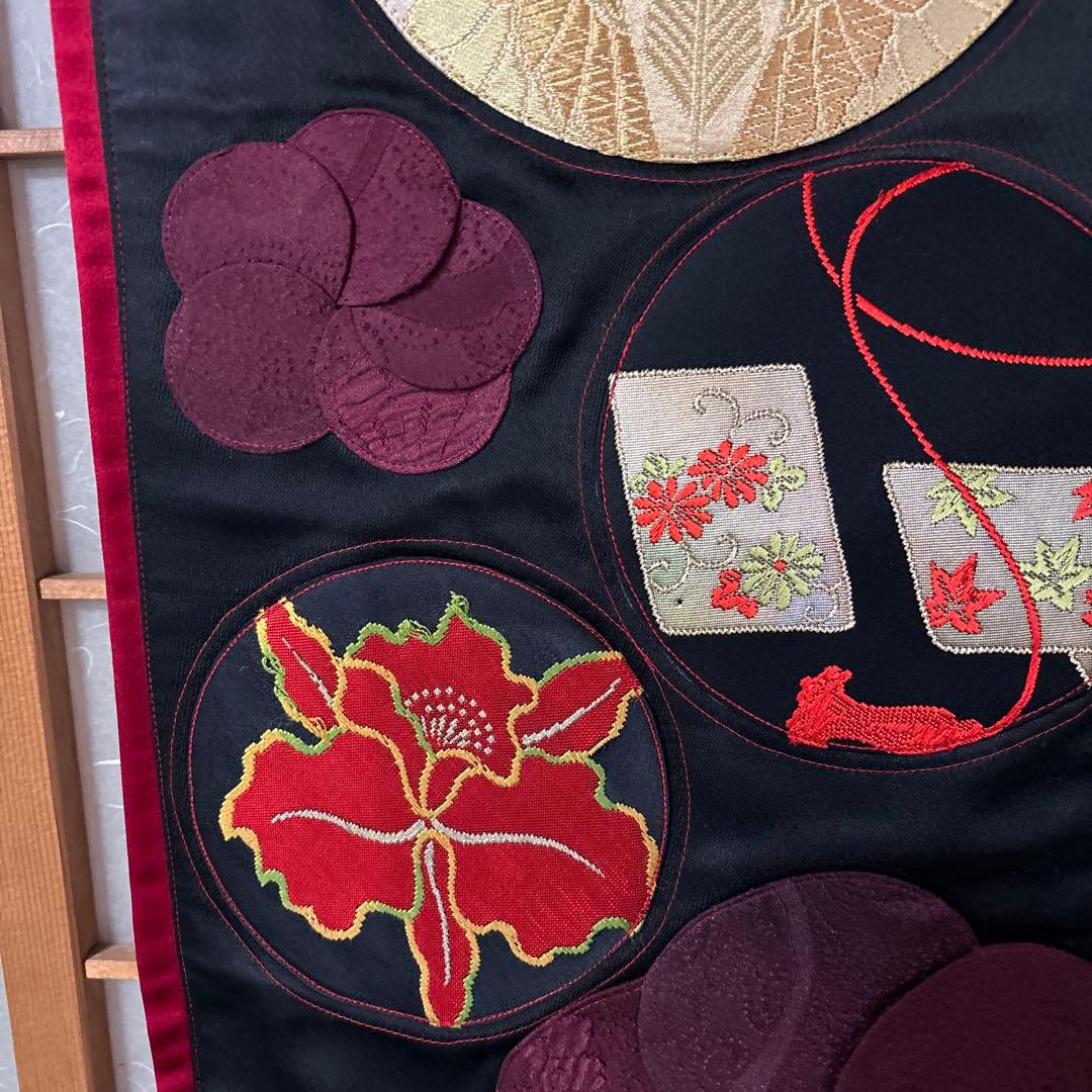 刺繍入帯のタペストリー