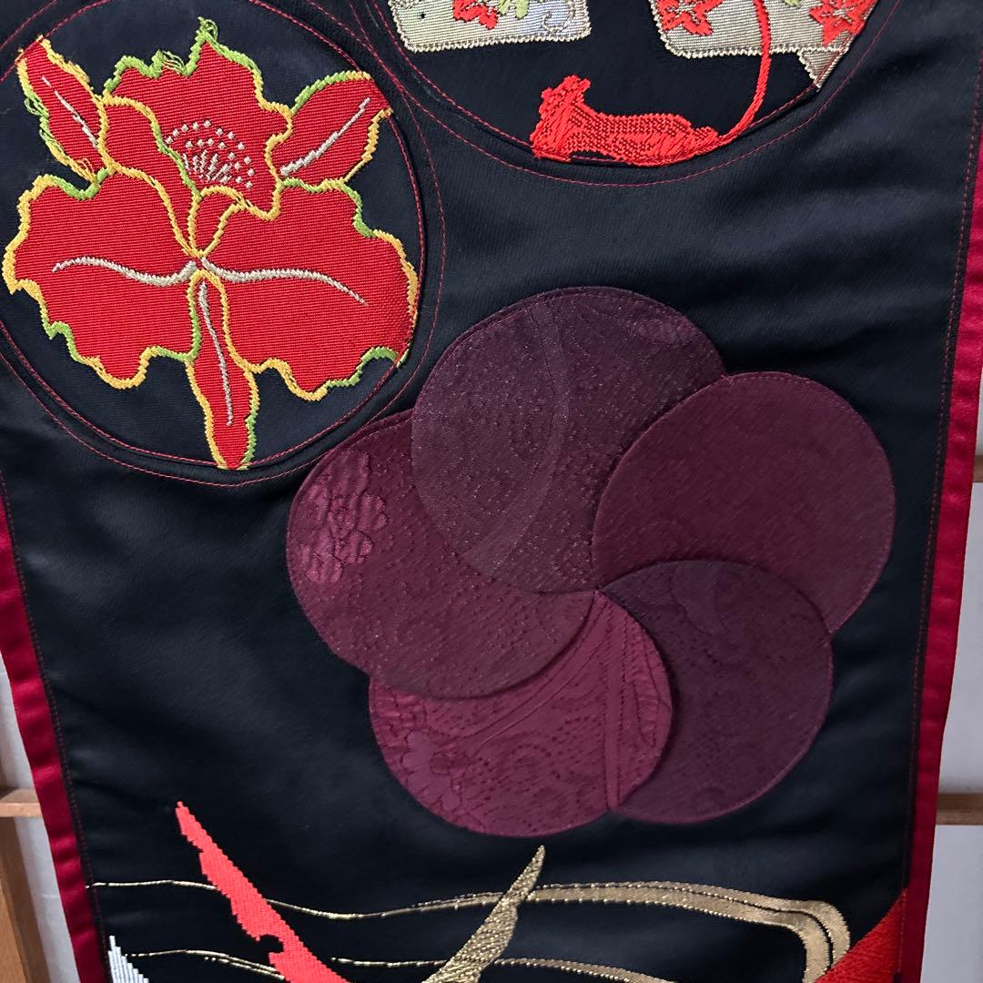 刺繍入帯のタペストリー