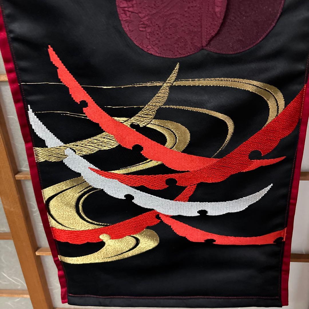 刺繍入帯のタペストリー