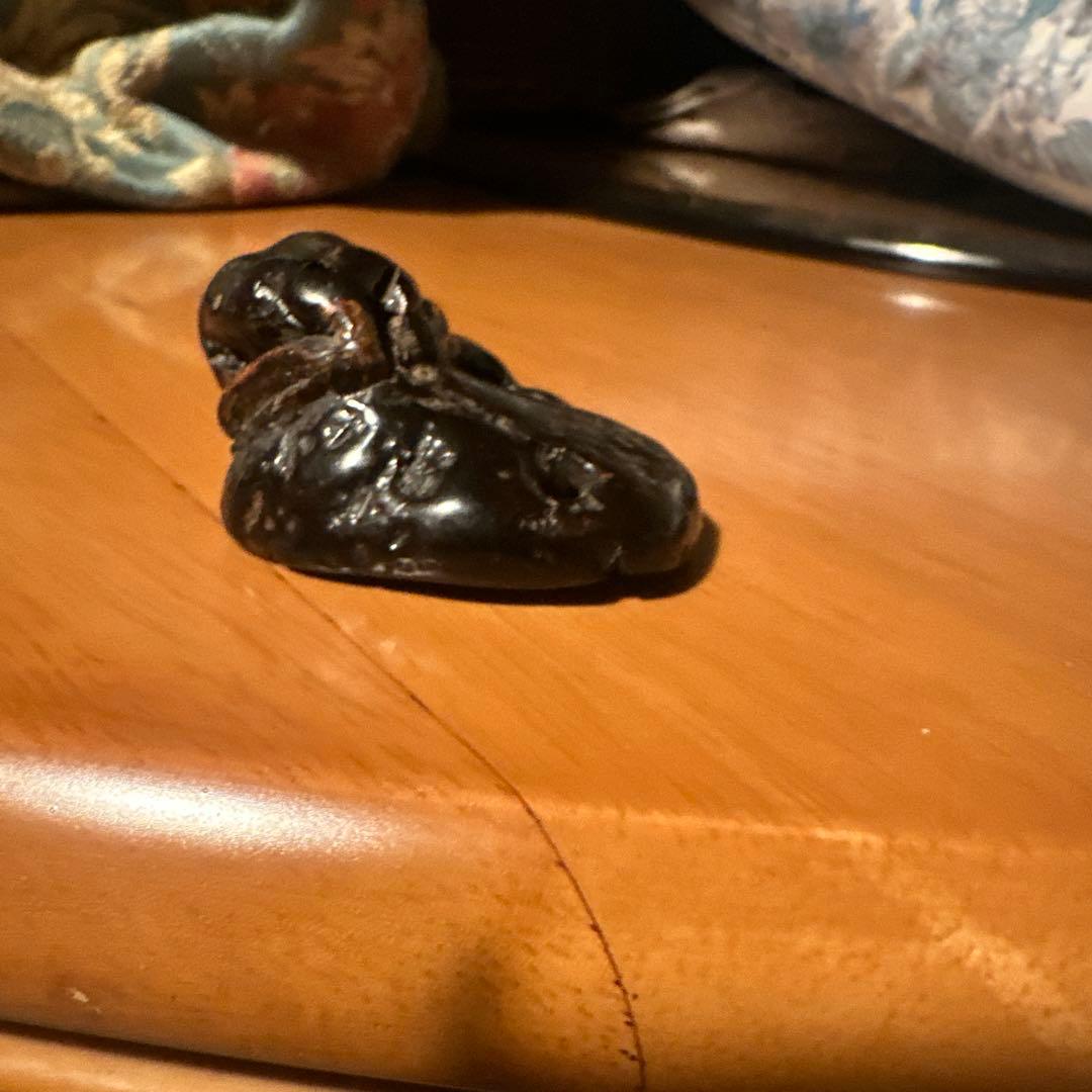 黒海松　カエル　根付