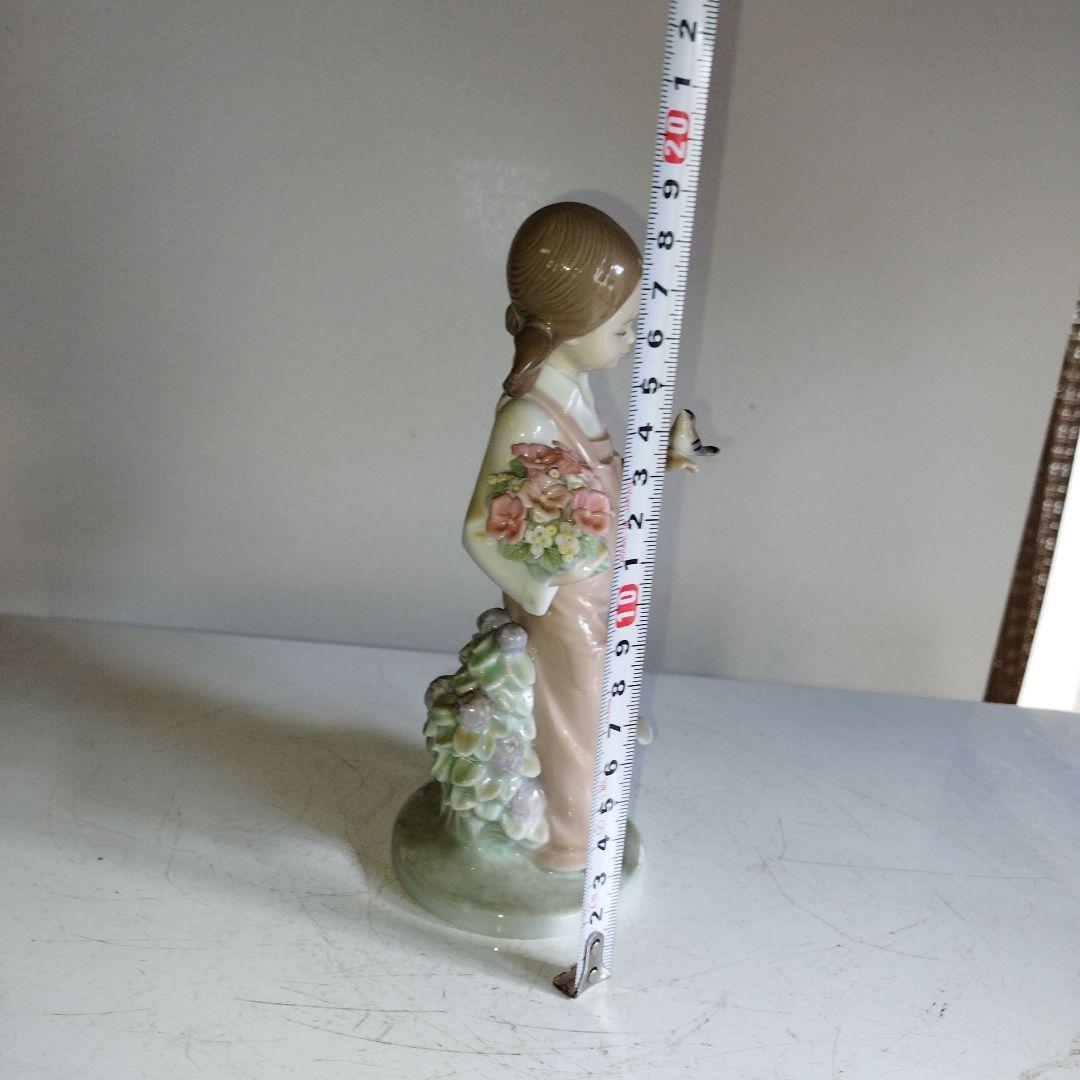 花お持つた少女。鳥と遊ぶ。