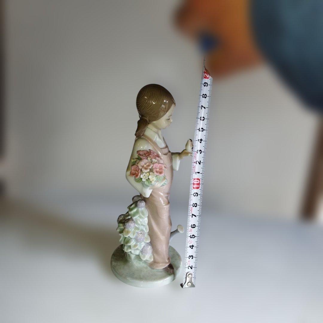 花お持つた少女。鳥と遊ぶ。