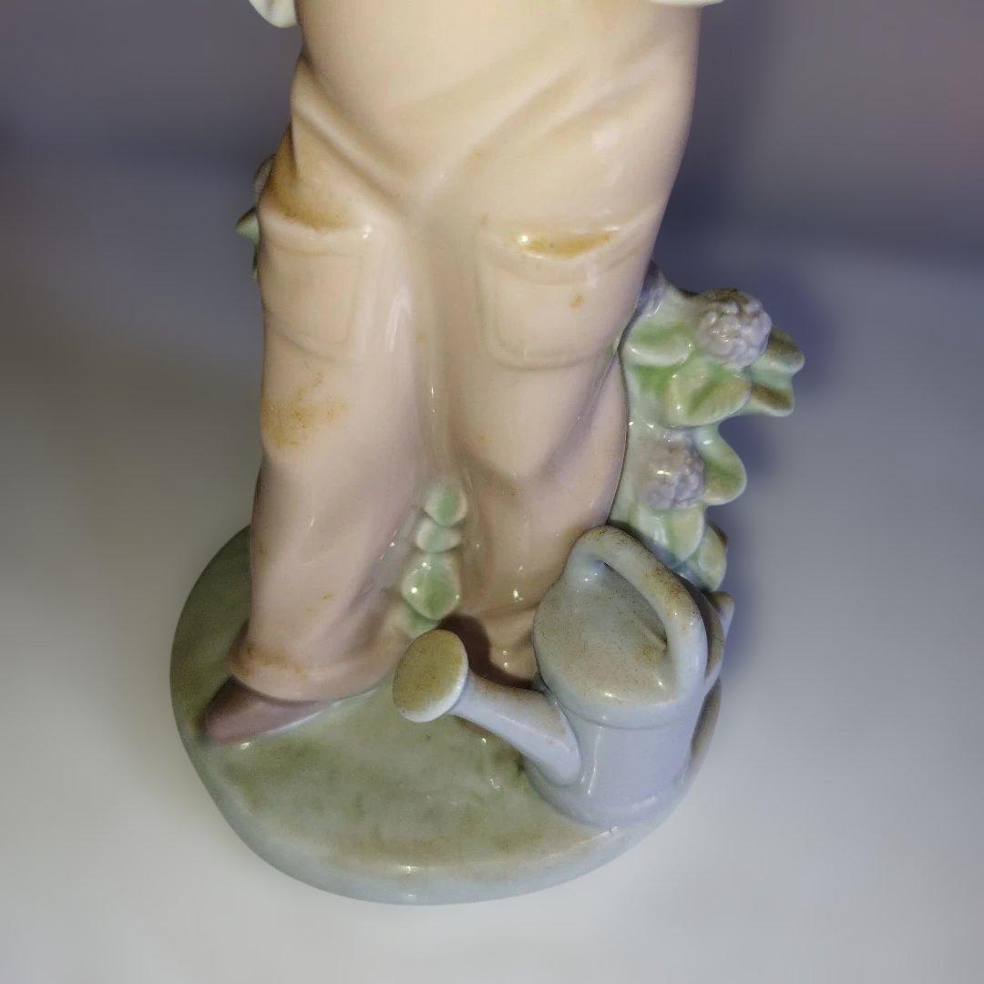 花お持つた少女。鳥と遊ぶ。