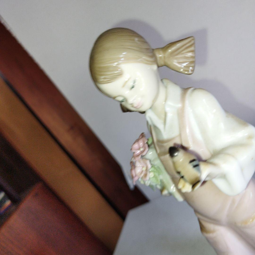 花お持つた少女。鳥と遊ぶ。