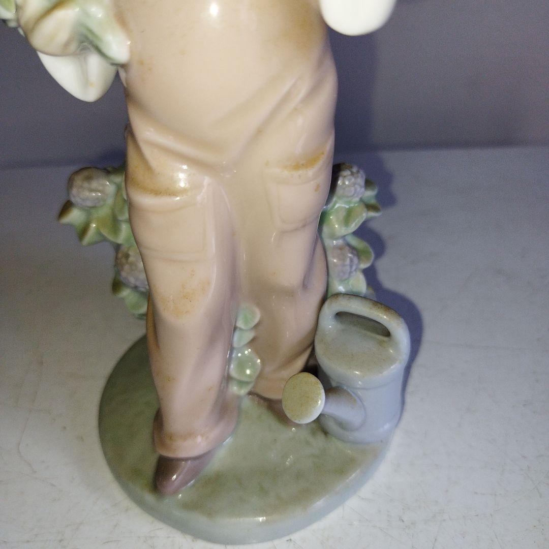 花お持つた少女。鳥と遊ぶ。