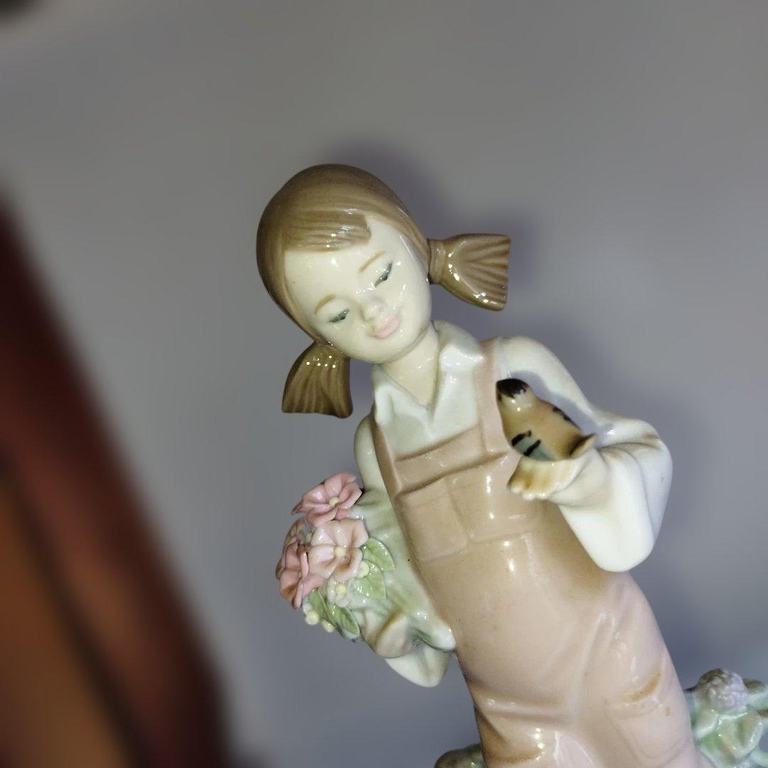 花お持つた少女。鳥と遊ぶ。
