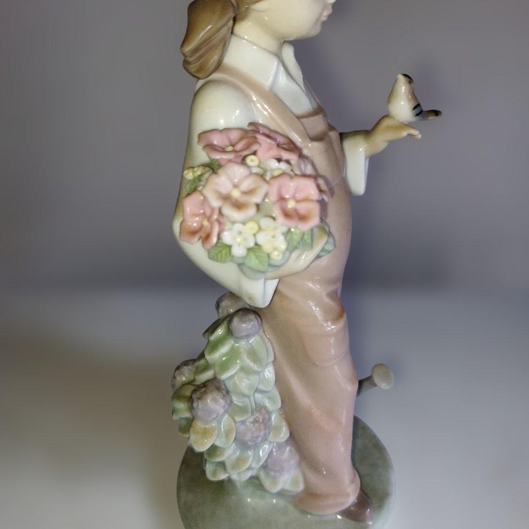 花お持つた少女。鳥と遊ぶ。