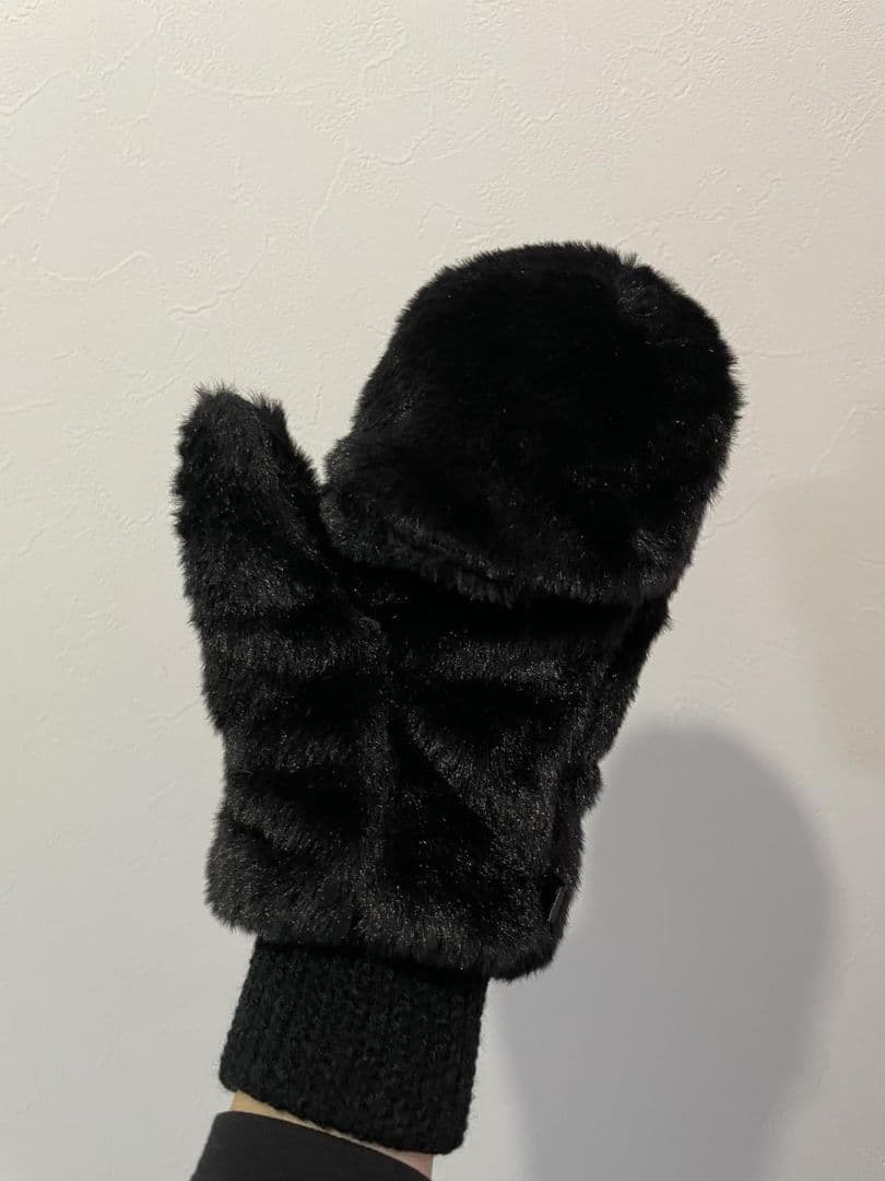 黒いファーのミトン