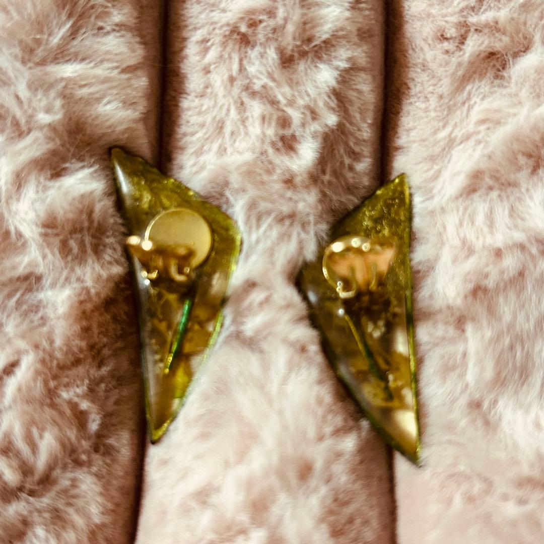 mellow レジンイヤリング グリーン リーフ型 一点物