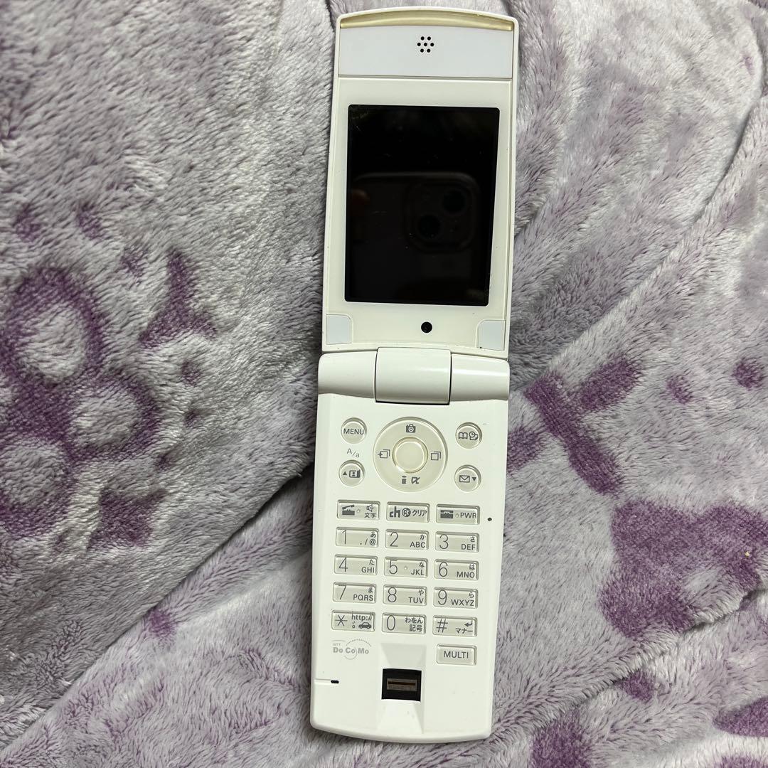 FOMA F702iD 折りたたみ式携帯電話 ホワイト　ガラケー