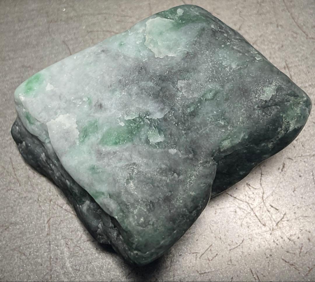 黒×緑色　糸魚川翡翠海石36g ヒスイ　ひすい　須沢